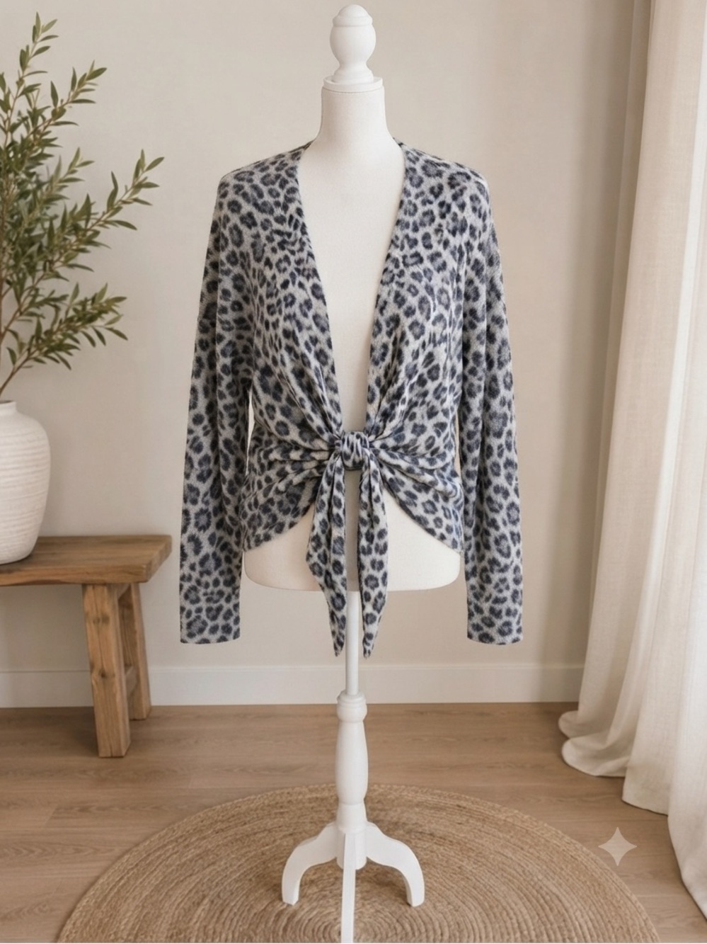 Chico’s Leopard Print Tie Front Cardigan Medium Soft Stretch Knit Sz 1 (US Med)